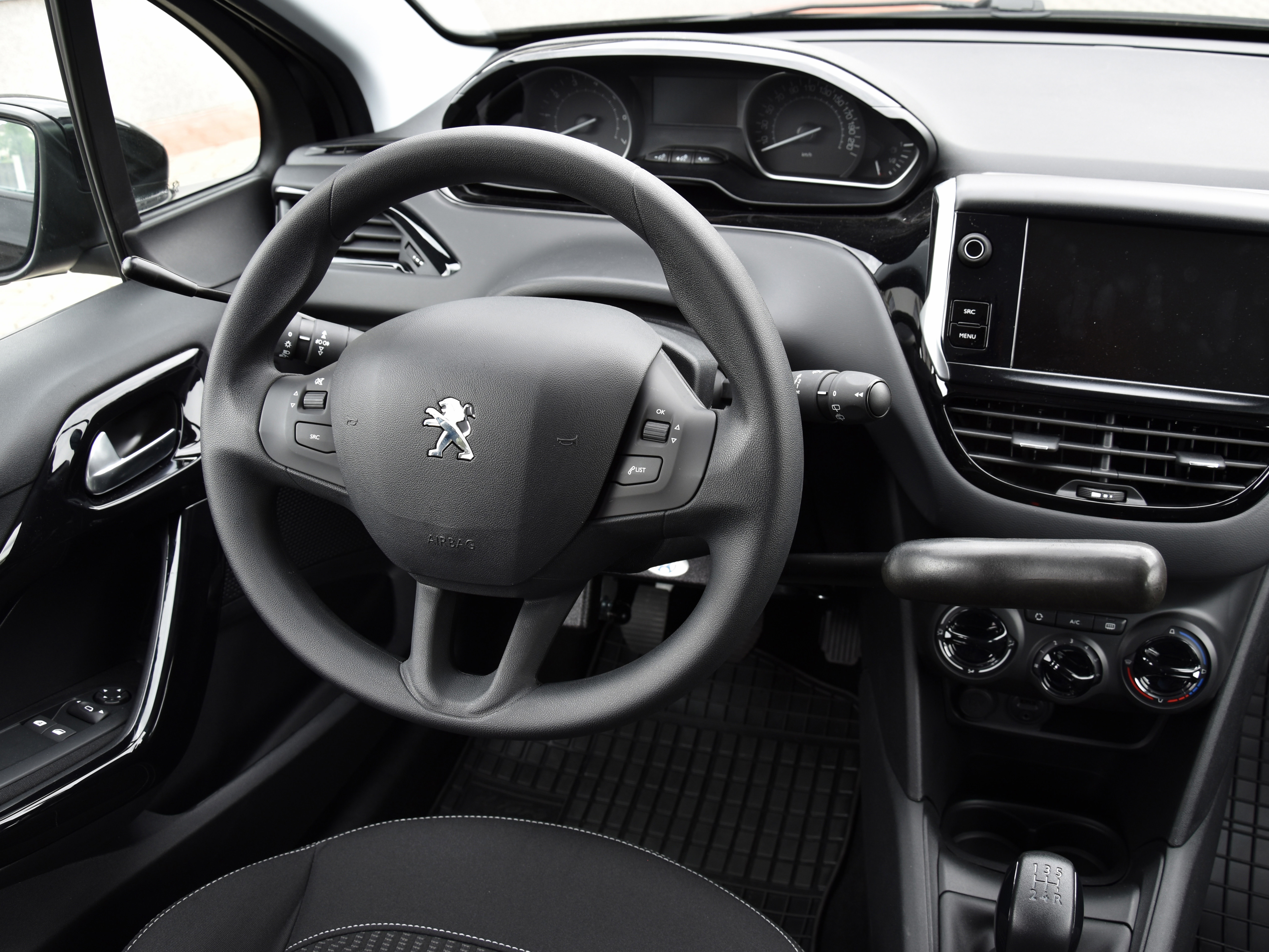 Klasické uspořádání ovládacích prvků. Vlevo je páčkový plyn – pohybem dolů se akceleruje, vpravo páka brzdy a spojky. Klasické uspořádání ovládacích prvků. Vlevo je páčkový plyn – pohybem dolů se akceleruje, vpravo páka brzdy a spojky.