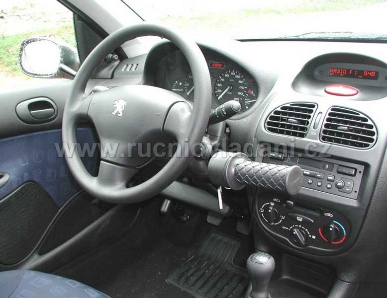 MERO 1 – spojka, brzda, plyn na jedné ovládací páce vpravo MERO 1 – spojka, brzda, plyn na jedné ovládací páce vpravo