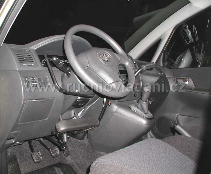 Klasické uspořádání ovládacích prvků. Vlevo je páčkový plyn – pohybem dolů se akceleruje, vpravo páka brzdy a spojky.MERO 1 – ovládání plynu pomocí páčky ve tvaru L Klasické uspořádání ovládacích prvků. Vlevo je páčkový plyn – pohybem dolů se akceleruje, vpravo páka brzdy a spojky.MERO 1 – ovládání plynu pomocí páčky ve tvaru L